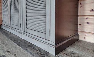 Шкаф для одежды на мансарду с жалюзийными дверьми.