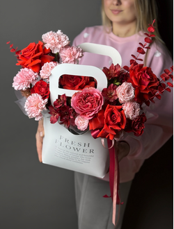 Яркая сумочка с французской  розой и диантусом