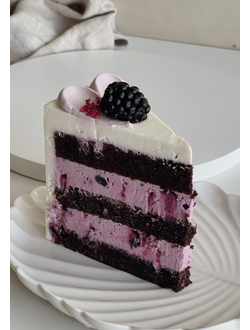 Шоколадный с черничным кремом и свежей голубикой