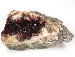 Эритрин, кристаллы на породе, коллекционный образец, Марокко (79*47*45 мм, 204 г) №28826