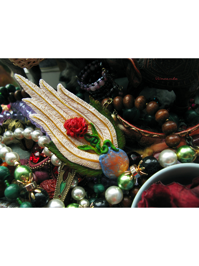 Роза Ветров. Необычная брошь с цветком и перьями из полимерной глины