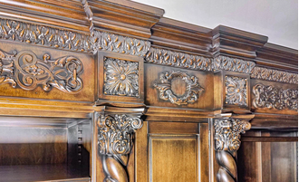 Встроенная резная гардеробная комната из массива дерева.