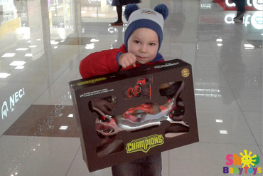 Мальчик с машинкой-перевертышем Хайпер на радиоуправлении фото - shopbabytoys.ru