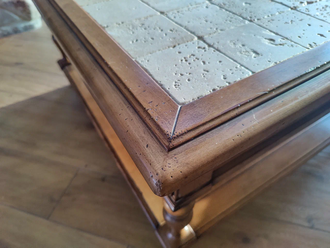 Журнальный стол со столешницей из плитки.