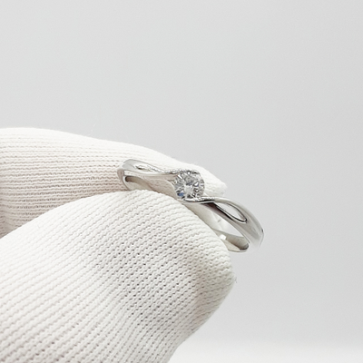 Элегантное помолвочное кольцо с натуральным бриллиантом