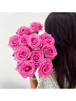 11 розовых роз