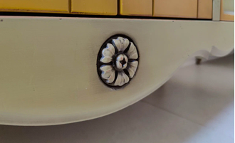 Тумба под накладную раковину на резных ножках.