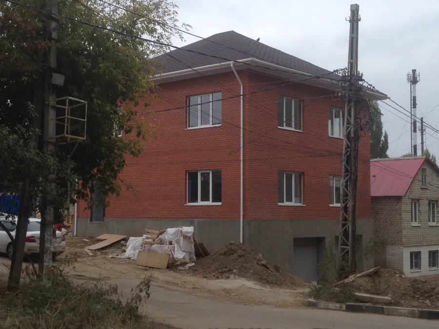 Демонтаж старого здания и возведение на его месте нового. Дом находится на ул. Малая Горная, за Пентагоном