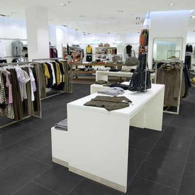 Виниловый пол Wineo 800 Stone Dark Slate DLC00085 в интерьере магазина