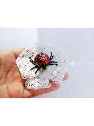 Необычная брошь с кружевом и жуком - "Хранитель"