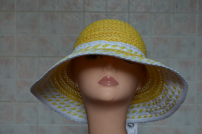 zheltaya-shlyapa-s-belymi-polyami-italiya-vizio-leto-2017