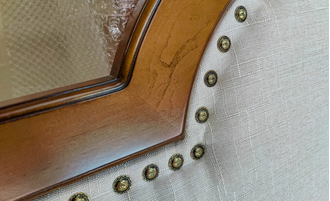 Кровать резная с высоким мягким изголовьем.