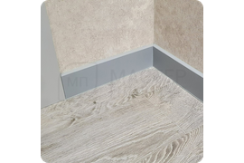 Экологичное решение: монтаж серого плинтуса Dollken Cubu Flex Life 80 с сертификатом Greenguard Gold - безопасный выбор для любого помещения, включая детские комнаты.