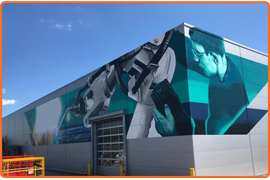 Граффити на фасаде.