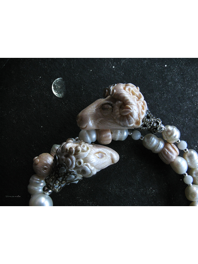 Новогодний браслет &quot;Овечка и Барашек. Сказка о Мечте&quot; с речным жемчугом, кораллом и авторскими бусинами из экоглины