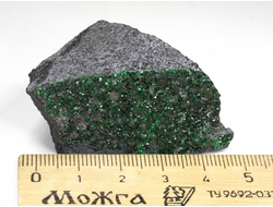 Уваровит кристаллы на породе, Урал (50*30*25 мм, 71 г) №25869