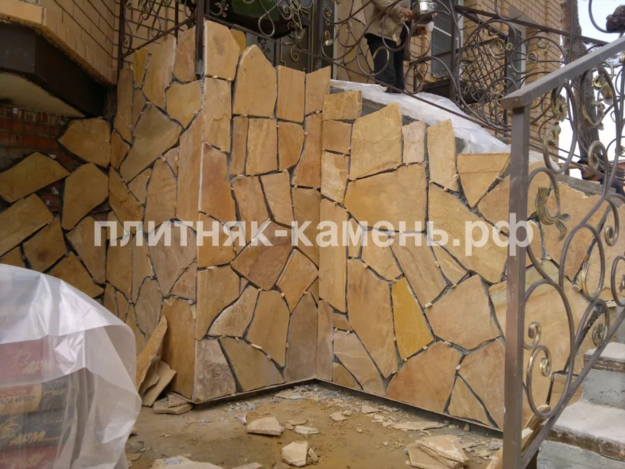 облицовка натуральным камнем входной группы магазина