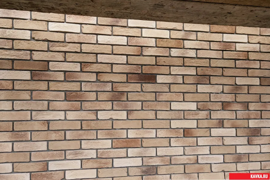 Кирпич "Бельгийский" бежевый на фасаде