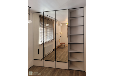 072 Шкаф с распашными дверями в детской. Фасад и корпус: ЛДСП Egger U707 ST9 Шёлк серый. Зеркало в алюминиевой тонкой рамке. Все полки со встроенной подсветкой.