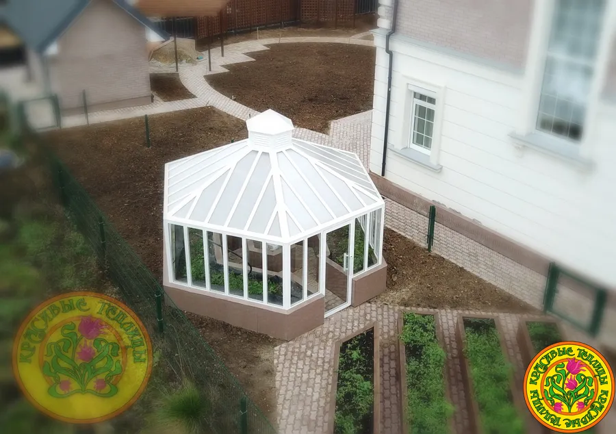 Теплица-оранжерея в английском стиле. Шестигранная конструкция диаметром 5 метров. В конструкции применена уникальная система автоматического проветривания, разработанная инженерами ООО “Красивые Теплицы”