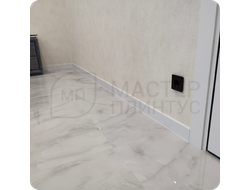 Плинтус ХДФ Dollken Cubu Flex Life 60мм Х 2,5 м Белый RAL 9003 в интерьере 11