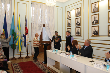 нас встречают