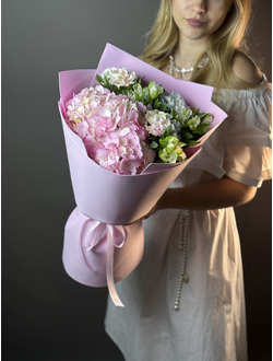 Букет с розовой гортензией