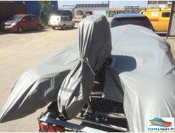 Чехол на мотор и тент лодки не мешают друг другу, все продумано для хорошей защиты.