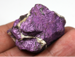 Пурпурит с белыми прожилками, коллекционный образец, Намибия (39*29*28 мм, 39 г) №37555