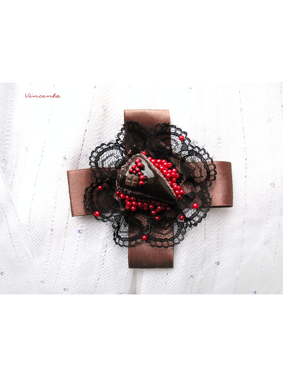 Шоколадный тортик. Брошь в виде кусочка шоколадного торта с ягодами