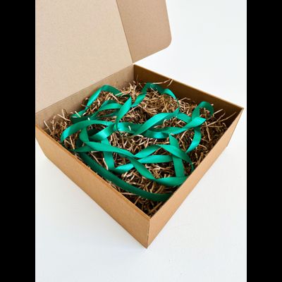 Большая подарочная коробка GILEV 37х37х14см с зеленой лентой и наполнителем крафт