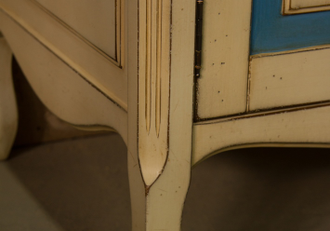 Антикварный буфет с отделением для вина.