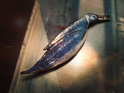 "Пингвин Мерилии", необычная брошь с натуральным морганитом