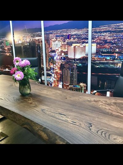 стол из тонированного карагача с природным краем