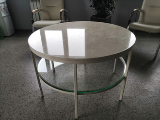 Журнальный столик из мрамора Crema Marfil и стекла (900х900х600 мм, цвет основания белый)