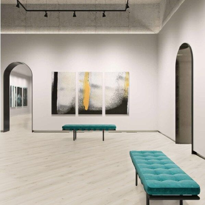 Декор ламината Wineo Дуб Рустик Белый LA174LV4 в интерьере выставочного зала