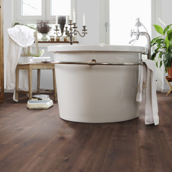 Ламинат Wineo Дуб Лиссабон Темно-коричневый LA210LV4 в интерьере ванной