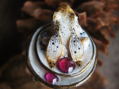 "Дневной светлячок Квакази", волшебное кольцо с лягушкой и натуральными родолитами