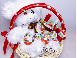 Подарочная корзина Киндер сюрприз и Мишка