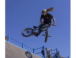 Велосипед BMX в парке Мотомотив исполняет Петя Колесов