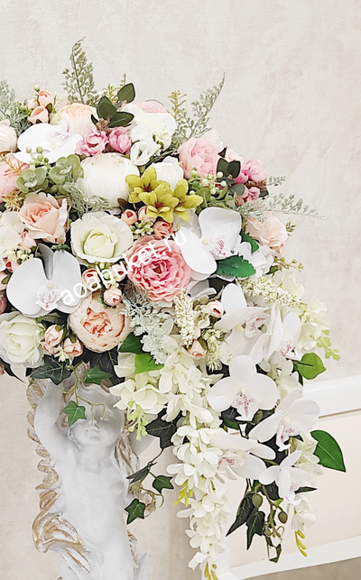 Композиция из искусственных цветов на статуэтке Ангелочка Ванильное небо № СА02/Купить AOABUKET.ru