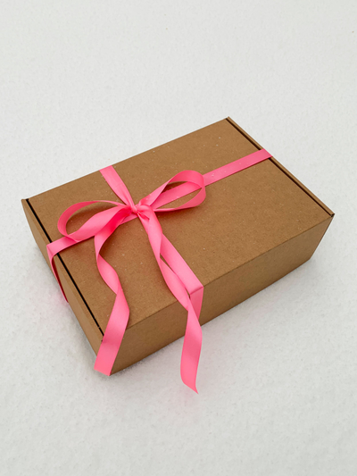 Подарочная коробка GILEV 32x22x10 см с наполнителем и розовой лентой