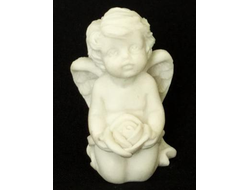 Фигурка Ангелочек на коленях с бутоном розы.ОПТ