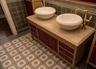 Тумба с мраморной столешницей под 2 раковины.