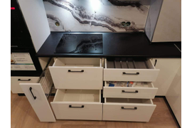 Кухня индиго с антресолями