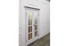 Двустворчатая дверь с отделкой проема декоративными панелями