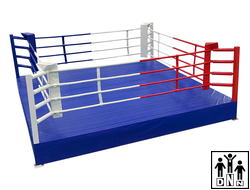 боксерский ринг на помосте