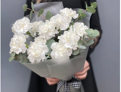 Букет из 11 белых гвоздик с эвкалиптом