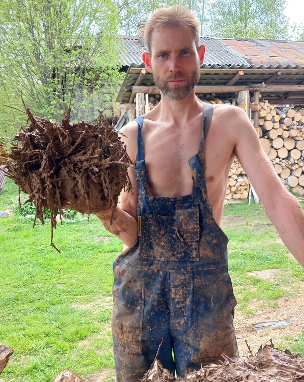 ребенок и деревянная машина