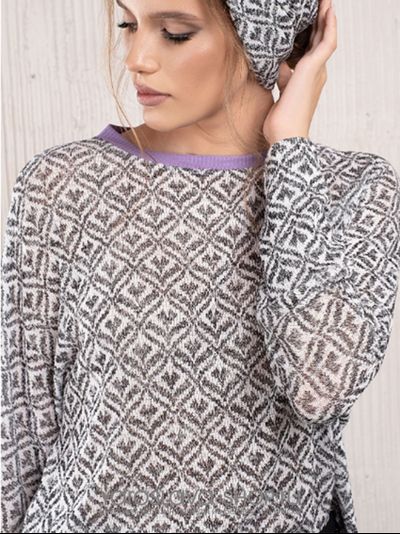 Белый женский джемпер с серым орнаментом